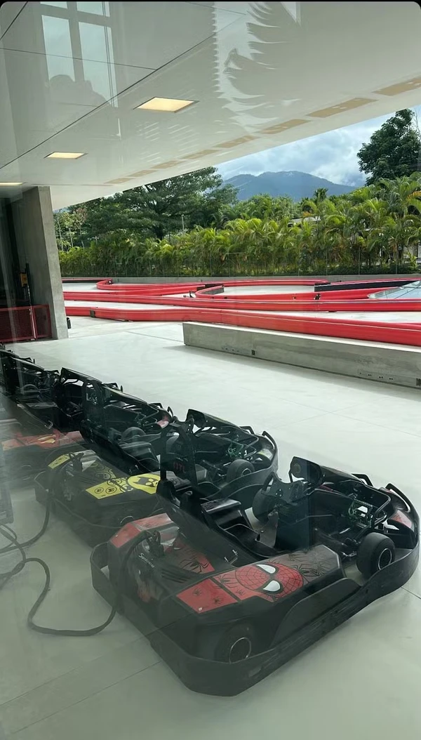 Neymar tem pista de kart e boliche na mansão de Mangaratiba  por Reprodução/Redes Sociais