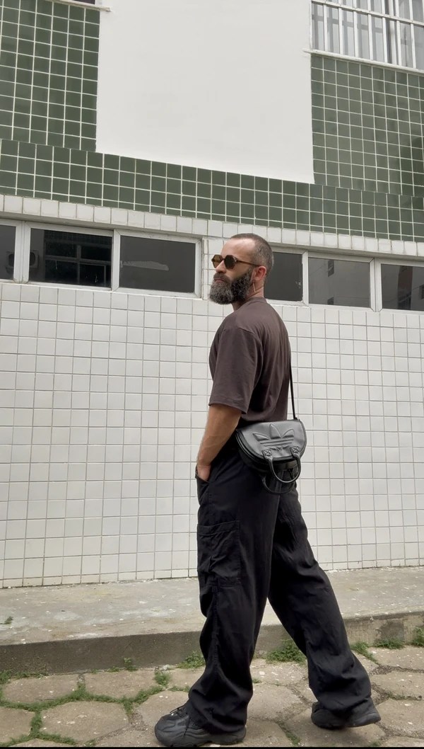 Os homens usando bolsas não é novidade, mas recentemente viralizaram nas redes sociais