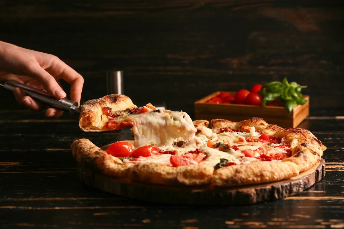 Pizza sendo partida por Shutterstock