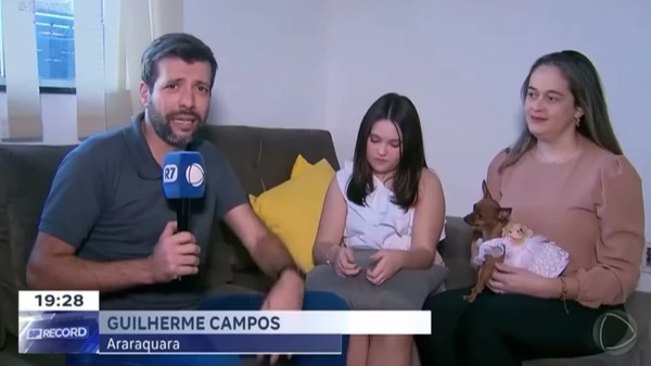 Repórter da Record é 'atacado' por pinscher durante entrevista ao vivo por Reprodução/Record 