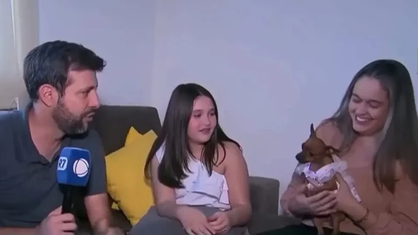 Repórter da Record é 'atacado' por pinscher durante entrevista ao vivo