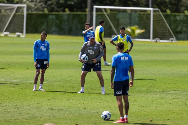 Rogério Ceni e o elenco do Bahia voltam a se apresentar neste sábado (28)