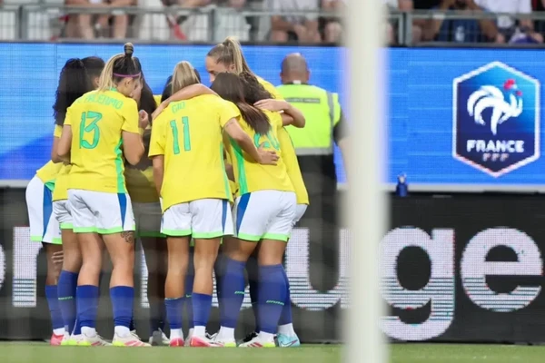 Seleção sofreu virada e foi derrotada por 3 a 2 pela França