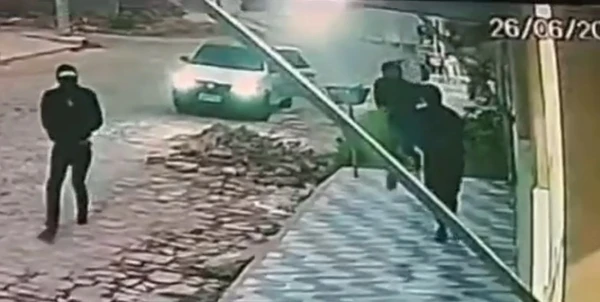 Suspeitos atiraram chegaram em carro por Reprodução