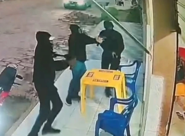 Suspeitos atiraram da frente do bar por Reprodução