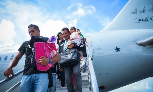 Venezuelanos contemplados pela Operação Acolhida desembarcando