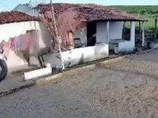 Imagem - Pneu se solta de carreta, atinge casa e por pouco não causa tragédia no interior da Bahia; vídeo