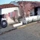 Imagem - Pneu se solta de carreta, atinge casa e por pouco não causa tragédia no interior da Bahia; vídeo