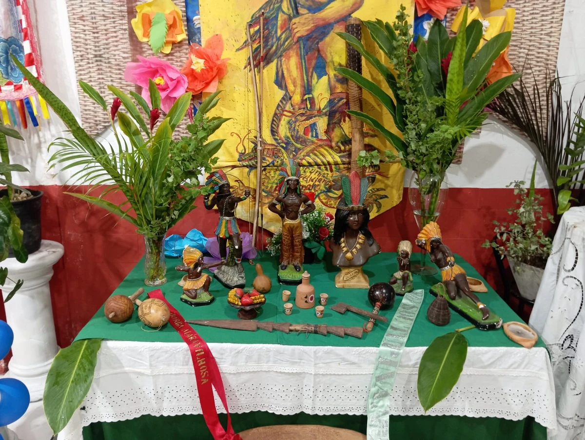 Altar para os caboclos no Bar São Vicente/Bar da Marli, no Largo Dois de Julho por Acervo pessoal