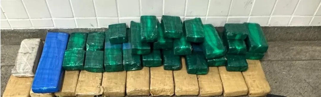 Cerca de 50 kg de maconha foram apreendidos em Feira de Santana por Divulgação/PM BA