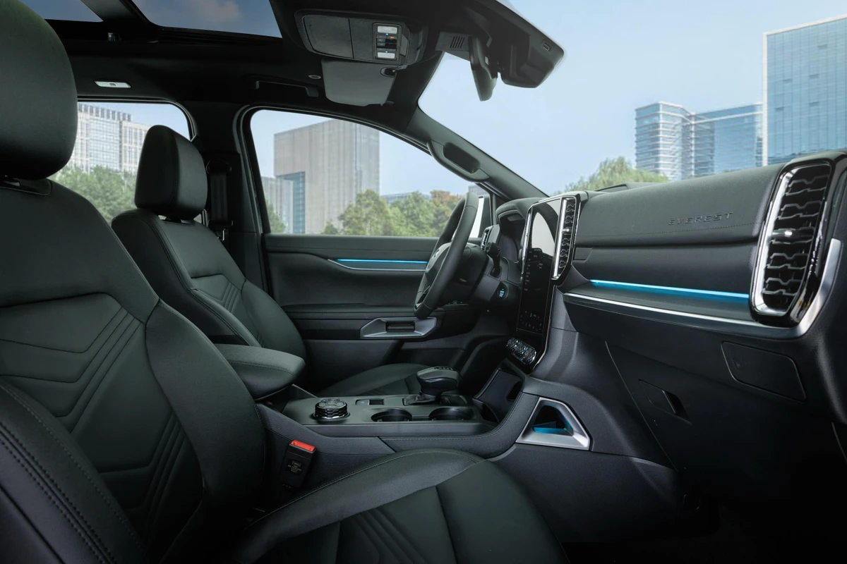 O interior do SUV é similar ao da Ranger, mas com teto solar e sete lugares
