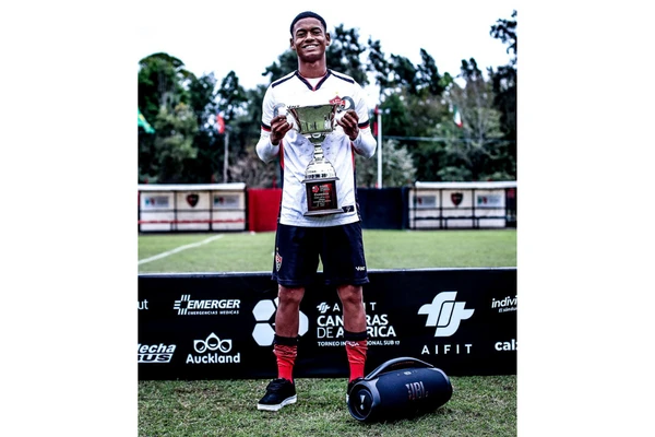 Ítalo com a taça do torneio Canteras de América 
