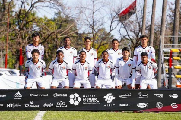 Ítalo e o time do Vitória no torneio Canteras de América, na Argentina