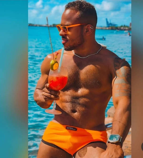 DJ morre um dia antes de apresentação, casa noturna mantém festa e vira alvo de críticas por Reprodução/Instagram