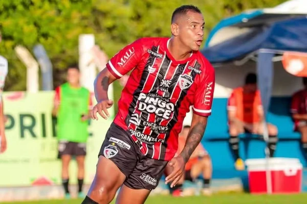 Ex-Vitória, atacante Walter marcou o primeiro gol após perder mais de 40 kg