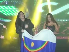 Imagem - Cantora do Calcinha Preta confunde bandeira de Pernambuco e se desculpa em show; veja vídeo