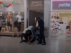 Imagem - Homem entra em surto e ameaça cliente com faca em shopping de Salvador