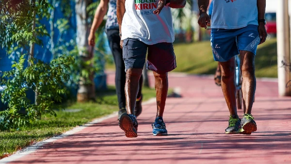 Caminhada traz benefícios para a saúde, mas precisa ser complementada