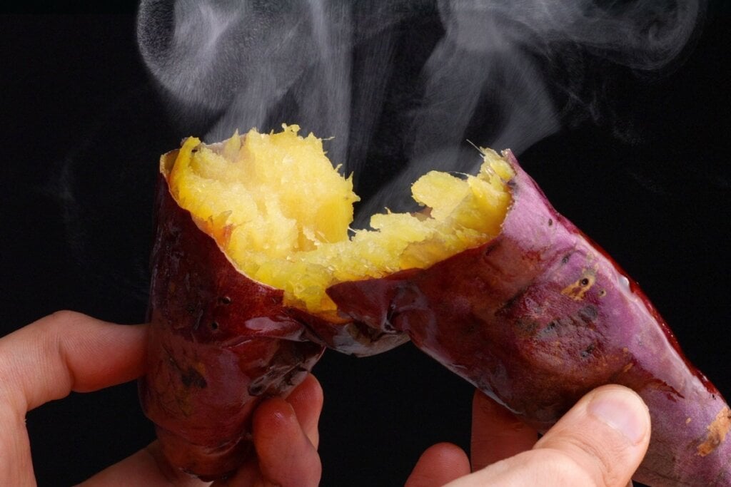 As antocianinas encontradas na batata-doce ajudam a proteger as células contra o envelhecimento (Imagem: ruiruito | Shutterstock)