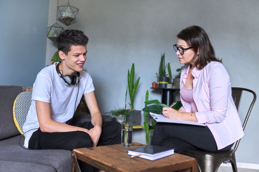 É importante procurar ajuda profissional ao perceber que o sofrimento está impactando a rotina (Imagem: VH-studio | Shutterstock)