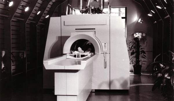 1986 - Einstein adquire o primeiro aparelho de ressonância magnética da América Latina. É um marco nos diagnósticos de imagem - por Einstein/divulgação