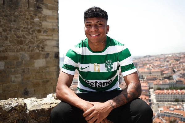 Ex-Vitória, Alisson Santos foi apresentado oficialmente pelo Sporting