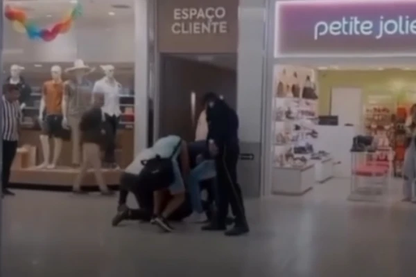 Homem foi contido por seguranças
