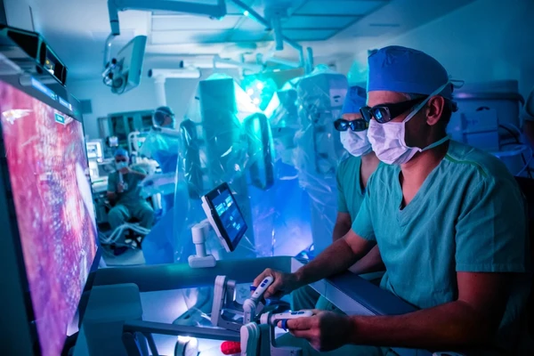 Médicos fazem cirurgia robótica