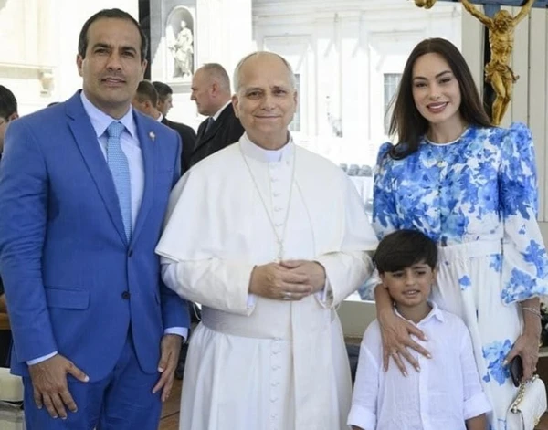 O prefeito Bruno Reis ao lado do papa Leão XIV, do filho Breno e da primeira-dama Rebeca Cardoso