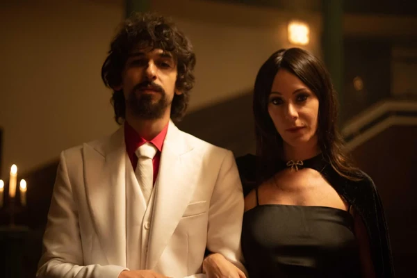 Caroline Abras vive Gloria Vaquer, companheira de Raul entre 75 e 78 por Reprodução / Globoplay