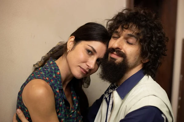 Chandelly Braz interpreta Kika Seixas, quarta companheira por Reprodução / Globoplay