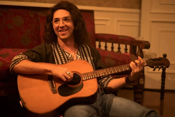 João Vitor Silva vive Cláudio Roberto, parceiro de composição de Raul  por Reprodução / Globoplay