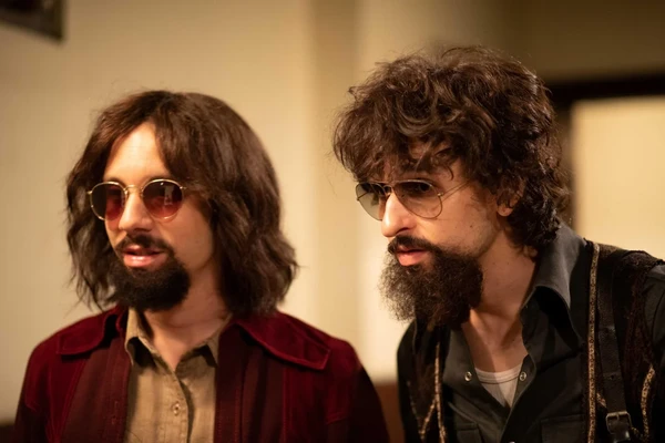 João Pedro Zappa chega como Paulo Coelho, grande parceiro de Raul nos anos 70 por Reprodução / Globoplay