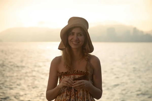 Amanda Grimaldi vive Edith Wisner, primeira esposa do cantor por Reprodução / Globoplay