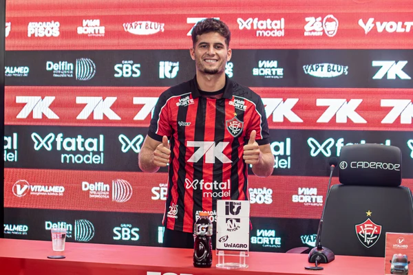 Rúben Rodrigues foi apresentado oficialmente como novo reforço do Vitória