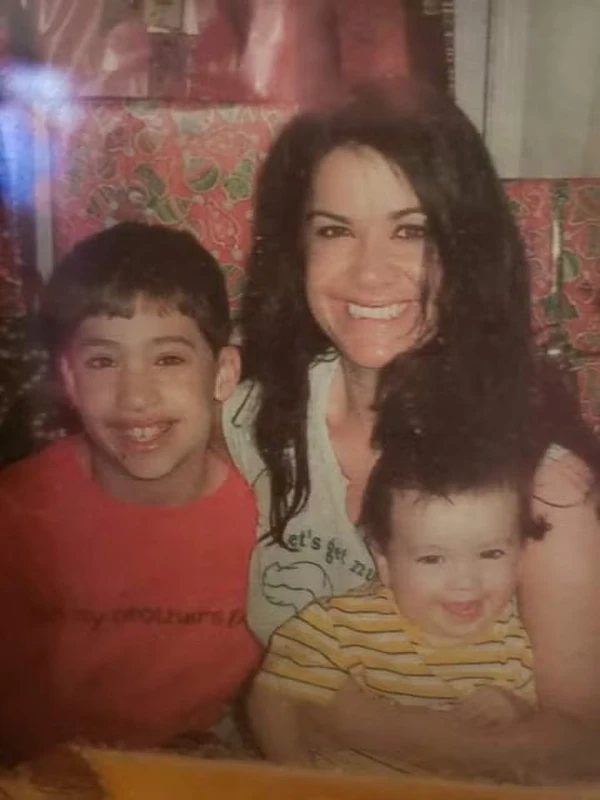 Scarlet Seixas com os filhos Dakota e Ty, netos de Raul Seixas por Reprodução/Facebook