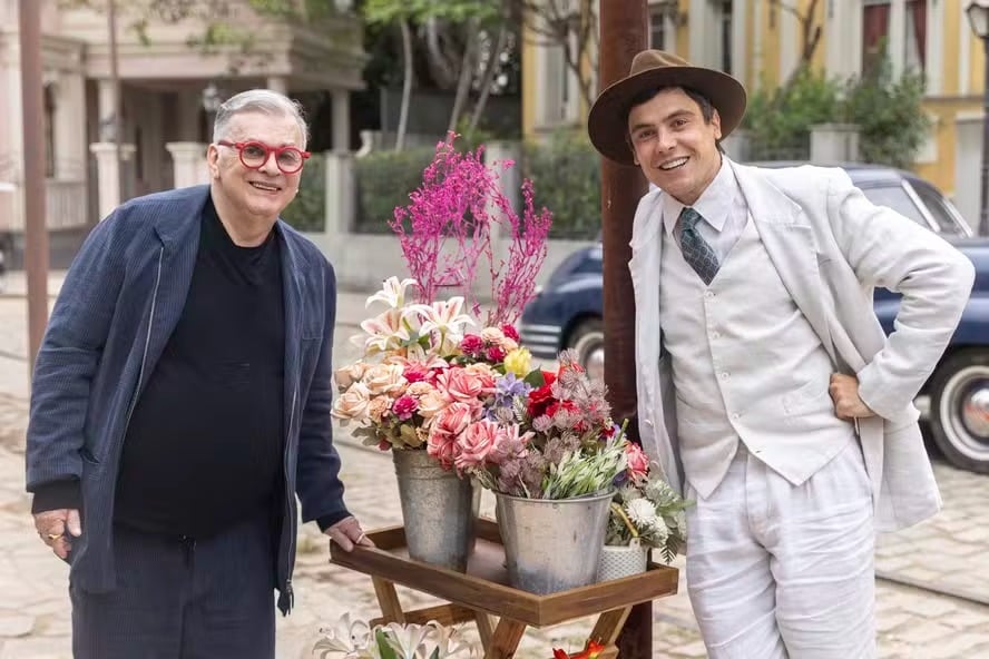 Walcyr Carrasco, criador da novela 'Êta mundo melhor!', da TV Globo, ao lado do ator Sérgio Guizé, intérprete do protagonista Candinho por Divulgação/TV Globo/Léo Rosário