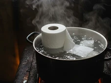Imagem - Mergulhe um rolo de papel higiênico em água fervente e elimine de vez esse problema doméstico