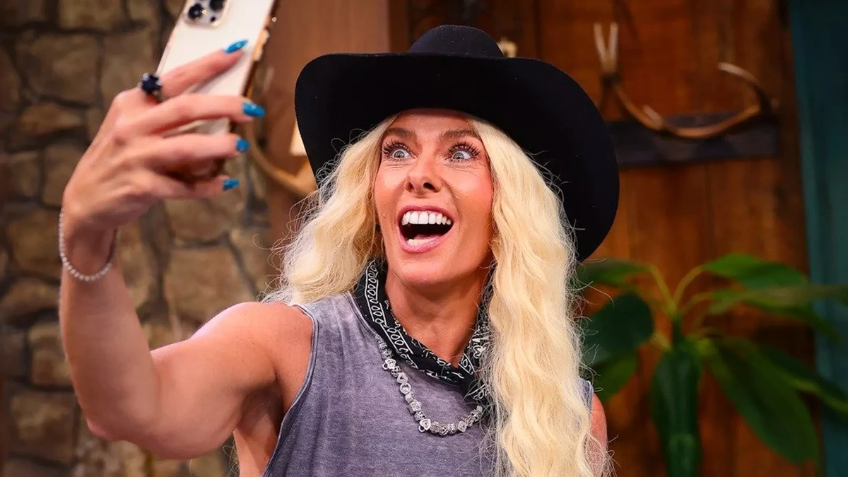 Adriane Galisteu segue na apresentação do reality rural por Reprodução