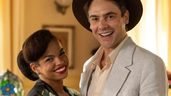 Candinho (Sergio Guizé) e Dita (Jeniffer Nascimento)  em Êta Mundo Melhor!