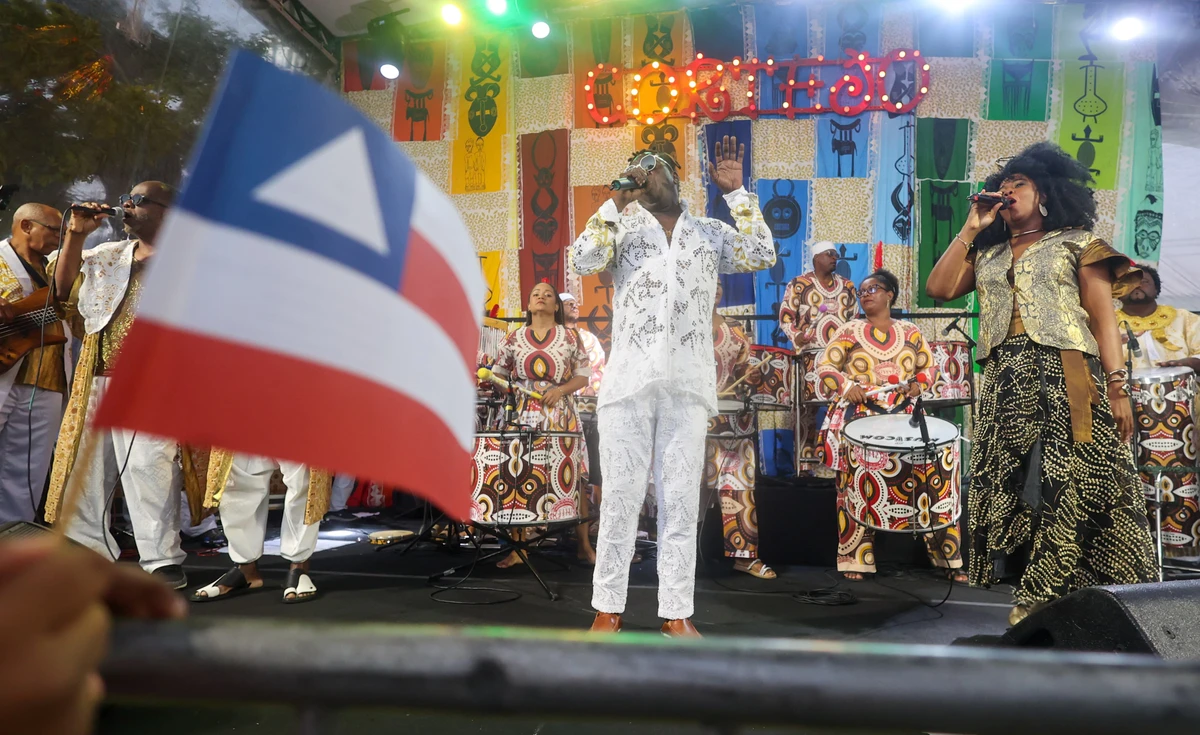 Cortejo Afro anima chegada do Fogo Simbólico