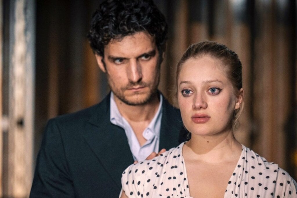 &#8220;Jovens Amantes&#8221; conta a história de quatro amigos unidos pelo sonho de serem atores e atrizes (Imagem: Reprodução digital | Pandora Filmes)