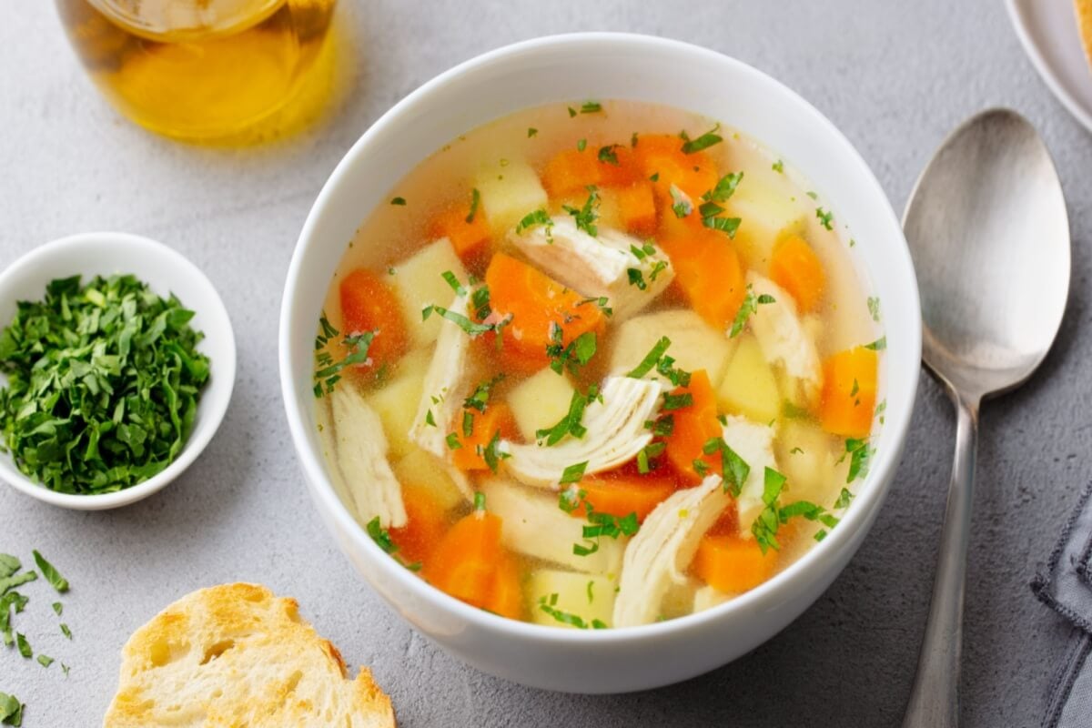 As baixas temperaturas pedem refeições quentes e nutritivas (Imagem: Anna_Pustynnikova | Shutterstock)