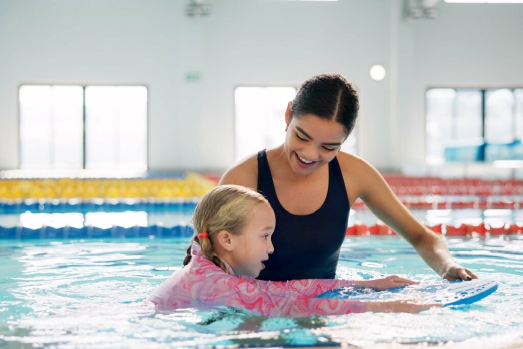Crianças não devem ser deixadas sozinhas na piscina (Imagem: PeopleImages.com &#8211; Yuri A | Shutterstock)