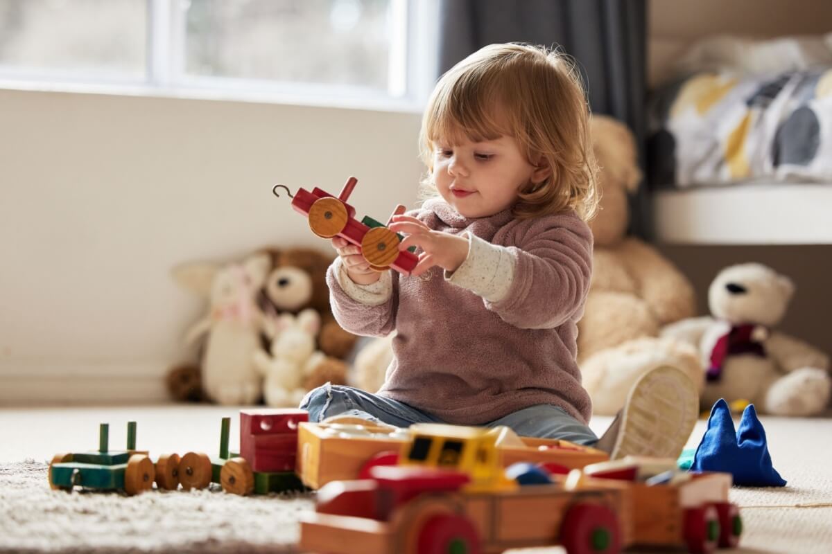É importante adotar alguns cuidados com as crianças em casa nas férias (Imagem: PeopleImages.com - Yuri A | Shutterstock)