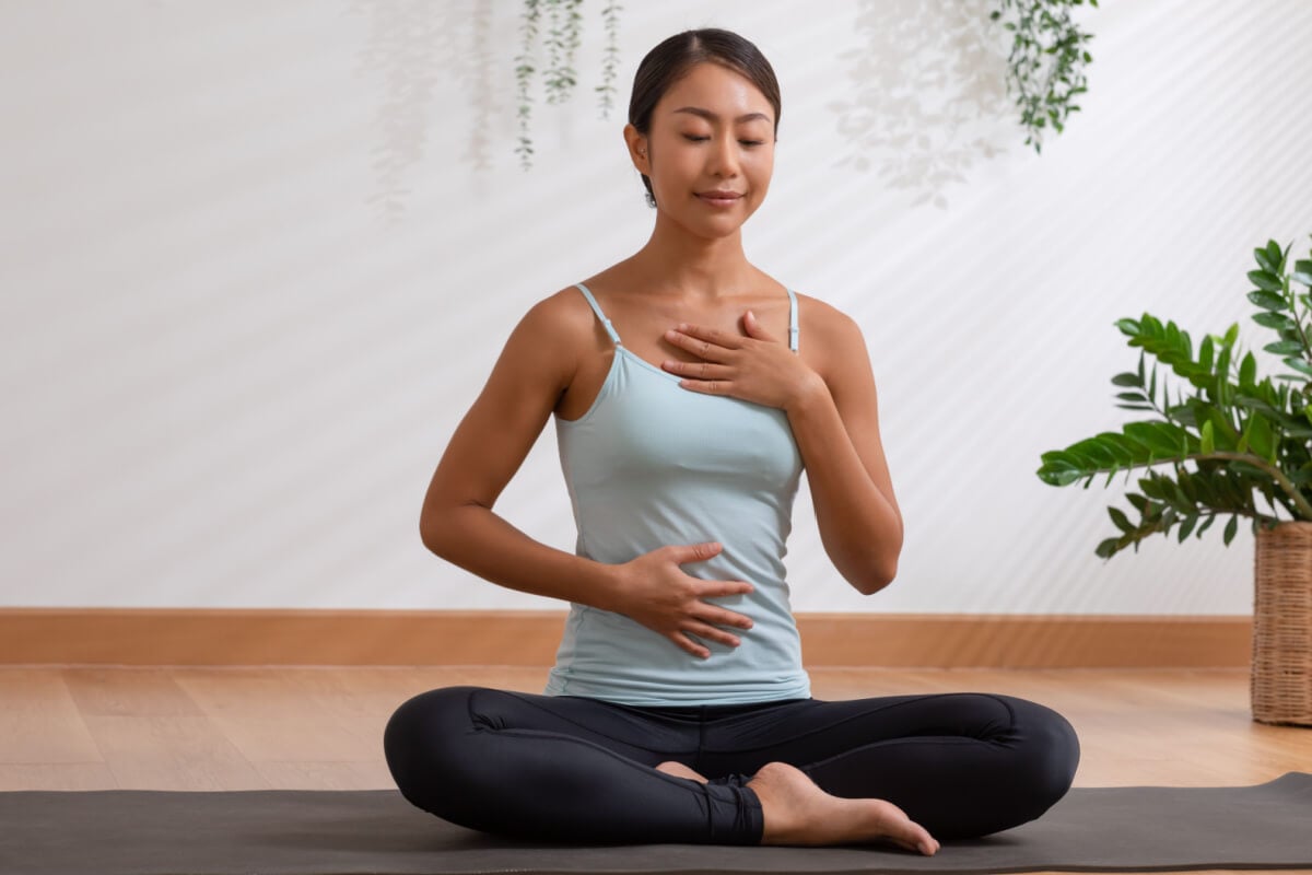 O vácuo abdominal, além dos fins estéticos, favorece a saúde e o bem-estar do corpo (Imagem: 220 Selfmade studio | Shutterstock) 