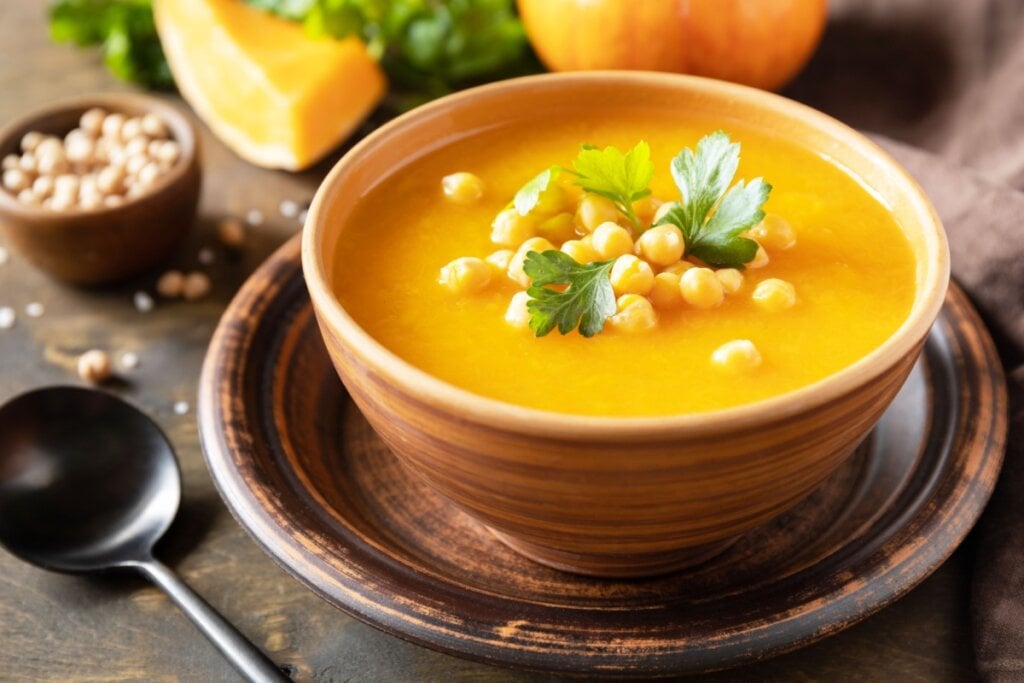 Sopa de abóbora com gengibre e grão-de-bico (Imagem: Elena Hramova | Shutterstock)