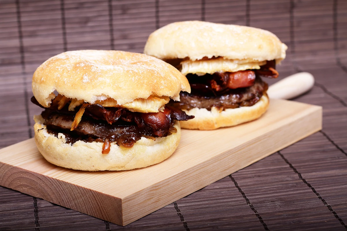 Hambúrguer é um alimento prático por Shutterstock