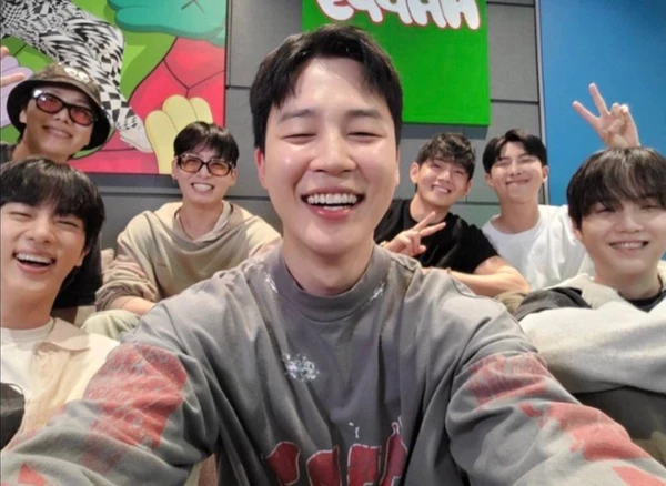 Integrantes do BTS juntos em live 