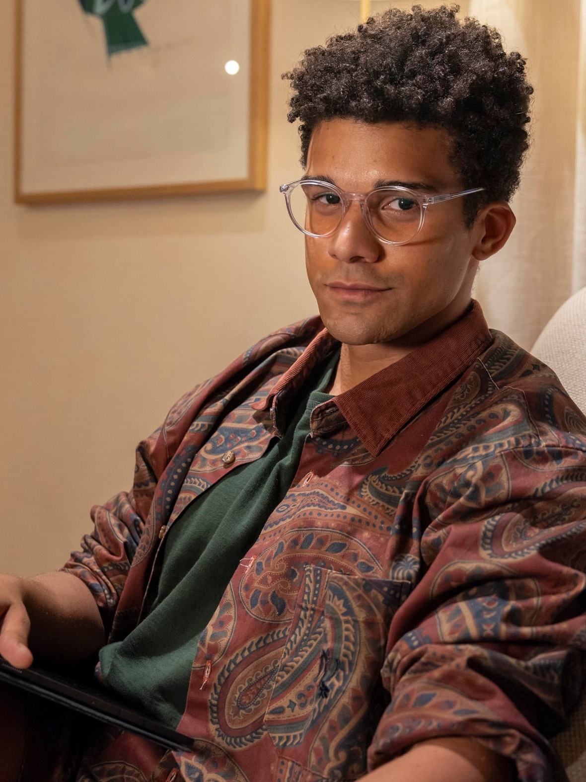 Lucas Leto vive Sardinha no remake de "Vale Tudo" por Divulgação